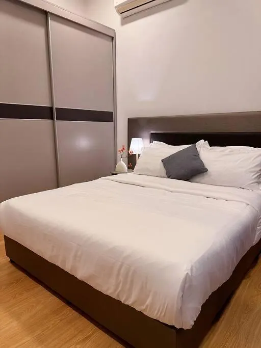 Spacious Balcony Royal Strand Full Seaview With 2Carparks Foc Netflix Access And Youtube Premium 3Beds3Bath For 6-10Pax By Minshuku Johor Bahru
