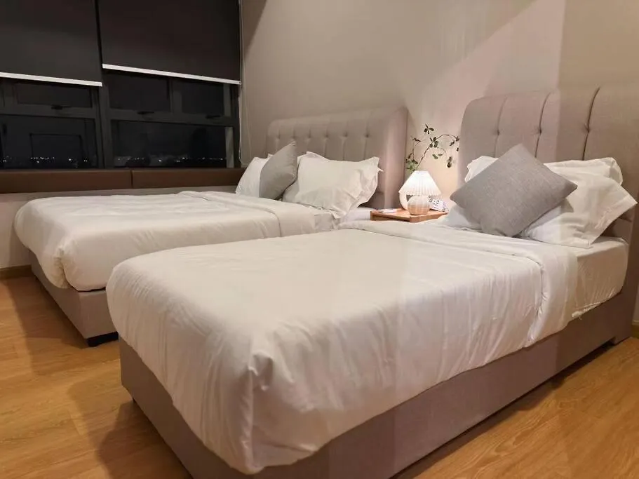 Spacious Balcony Royal Strand Full Seaview With 2Carparks Foc Netflix Access And Youtube Premium 3Beds3Bath For 6-10Pax By Minshuku Johor Bahru