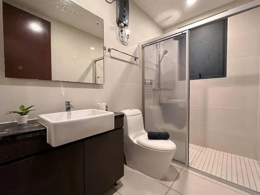 Apartment Spacious Balcony Royal Strand Full Seaview With 2Carparks Foc Netflix Access And Youtube Premium 3Beds3Bath For 6-10Pax By Minshuku Johor Bahru