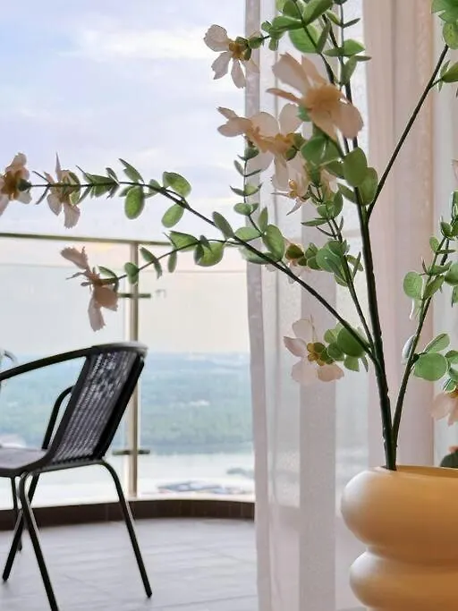 Spacious Balcony Royal Strand Full Seaview With 2Carparks Foc Netflix Access And Youtube Premium 3Beds3Bath For 6-10Pax By Minshuku Johor Bahru Apartment