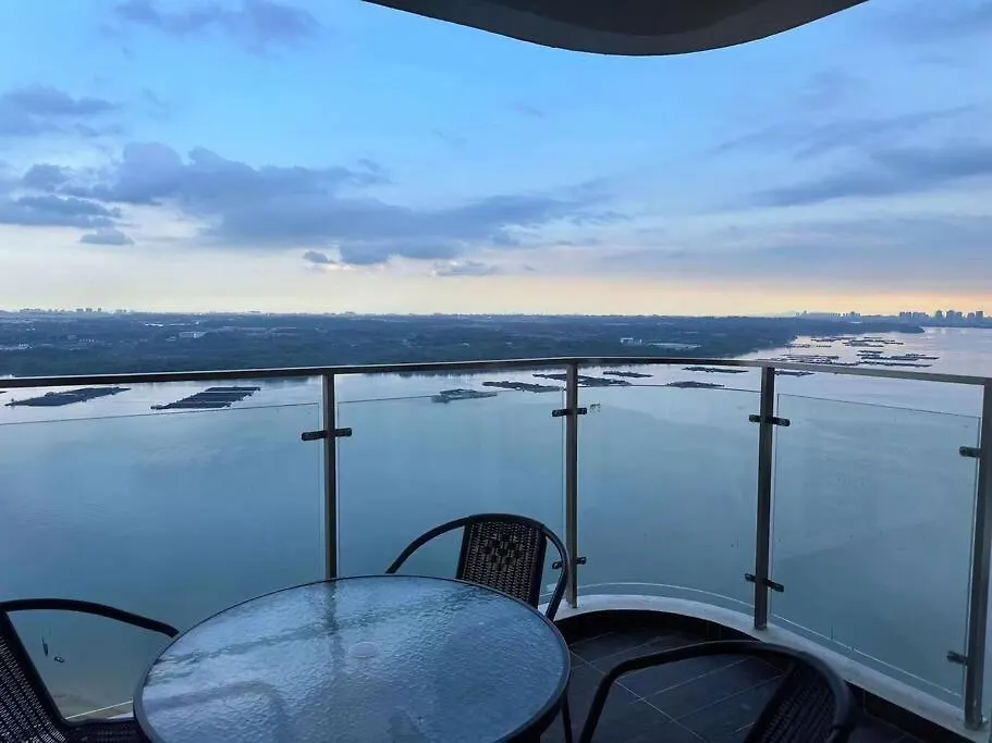 Apartment Spacious Balcony Royal Strand Full Seaview With 2Carparks Foc Netflix Access And Youtube Premium 3Beds3Bath For 6-10Pax By Minshuku Johor Bahru Malaysia