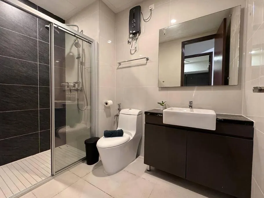 Spacious Balcony Royal Strand Full Seaview With 2Carparks Foc Netflix Access And Youtube Premium 3Beds3Bath For 6-10Pax By Minshuku Johor Bahru Apartment